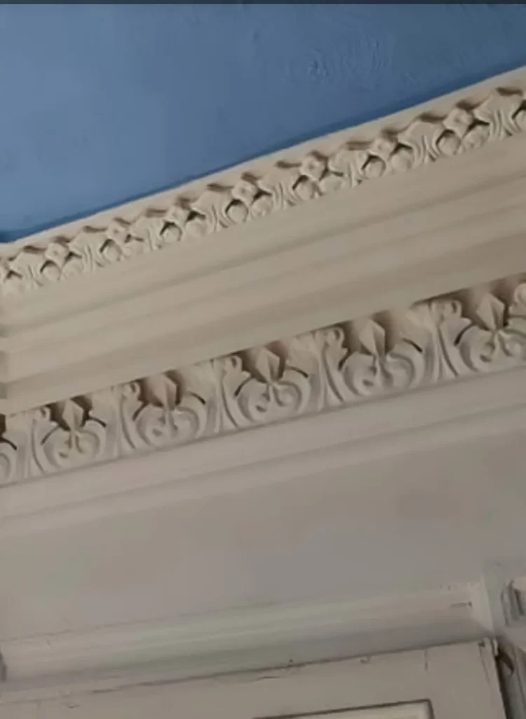 Plaster cornice detail against a blue ceiling – cornice mouldings Glasgow