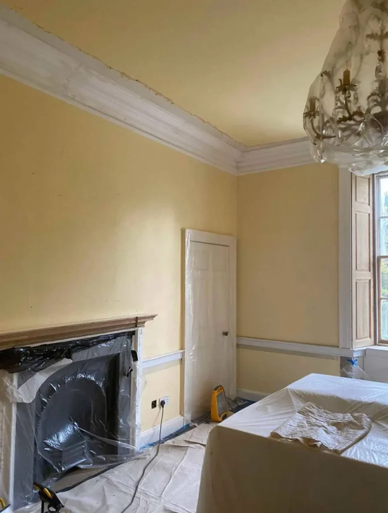 Restored ceiling cornice in completed traditional room – cornice repairs Glasgow