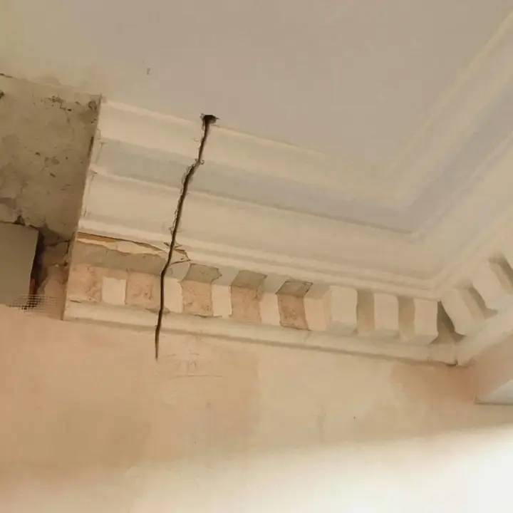 Visible crack and failure in coving section showing missing supports – Lath & Plaster ceiling repair – Glasgow